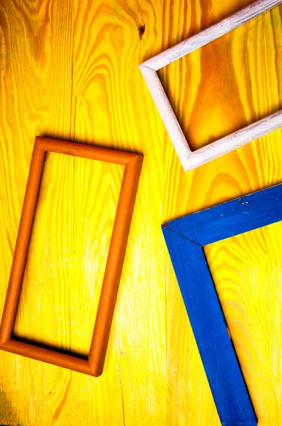 Renkli ahşap zemin üzerine eski soyut resim çerçeveleri