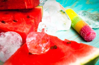 Karpuz ve mavi ahşap arka plan dondurmanın parçalar