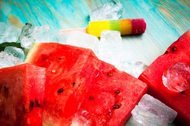 Karpuz ve mavi ahşap arka plan dondurmanın parçalar