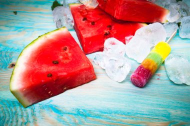 Karpuz ve mavi ahşap arka plan dondurmanın parçalar
