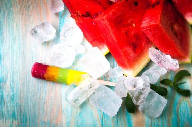 Karpuz ve mavi ahşap arka plan dondurmanın parçalar