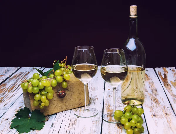 Flasche und Glas Weißwein und Trauben — Stockfoto