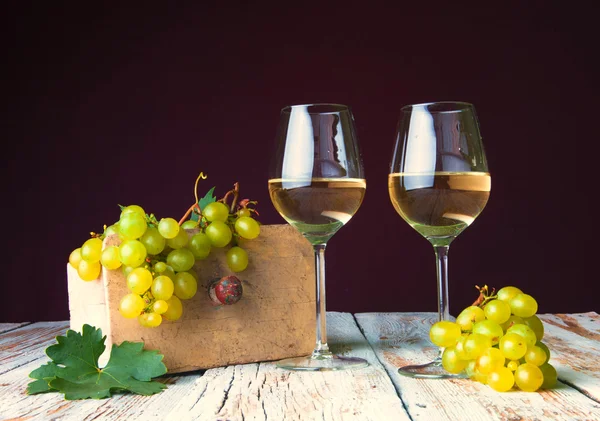 Dvě sklenky bílého vína a hroznů — Stock fotografie