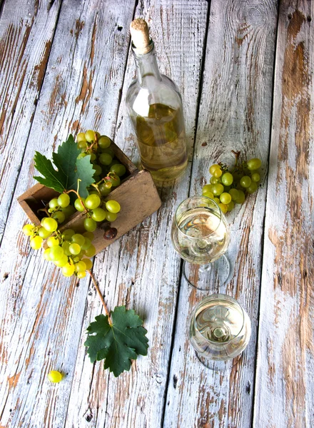 Bouteille et verre de vin blanc et de raisin — Photo