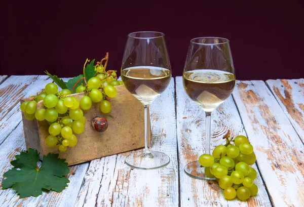 Deux verres de vin blanc et de raisin — Photo