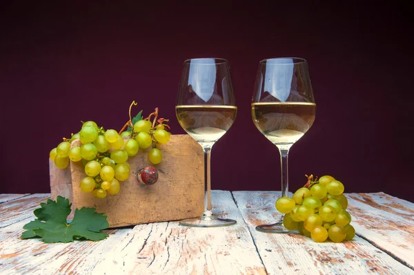 Zwei Gläser Weißwein und Trauben — Stockfoto