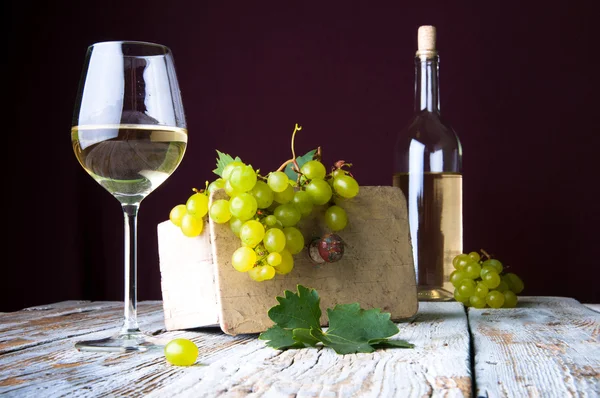 Flasche und Glas Weißwein und Trauben — Stockfoto