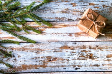 Beyaz ahşap zemin üzerinde mevcut ve Ladin dal. Boşaltmak