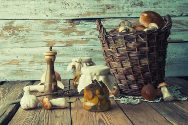 Hasır sepet eski rustik mutfakta taze çörek