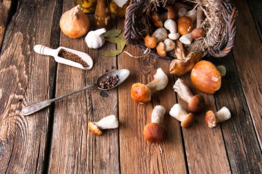 Hasır sepet eski rustik mutfakta taze çörek