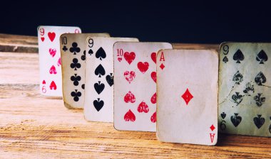 İskambil ahşap masa üzerinde