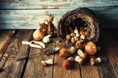 Hasır sepet eski rustik mutfakta taze çörek