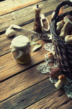 Hasır sepet eski rustik mutfakta taze çörek