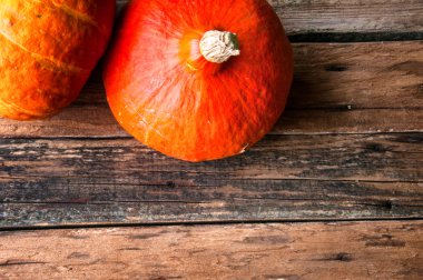 İki balkabağı ahşap masa üzerinde. Boşaltmak