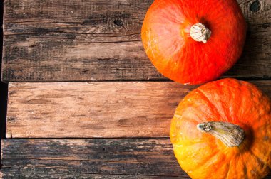 Kabaklar vintage ahşap masa üzerinde. Boşaltmak. Yukarıdan görüntülemek