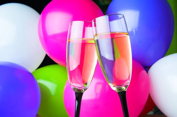 Δύο ποτήρια της σαμπάνιας και μπαλόνια για πάρτι — Φωτογραφία Αρχείου
