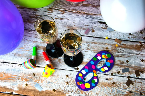 Festa com champanhe. Véspera de Ano Novo ou aniversário. Vista superior . — Fotografia de Stock