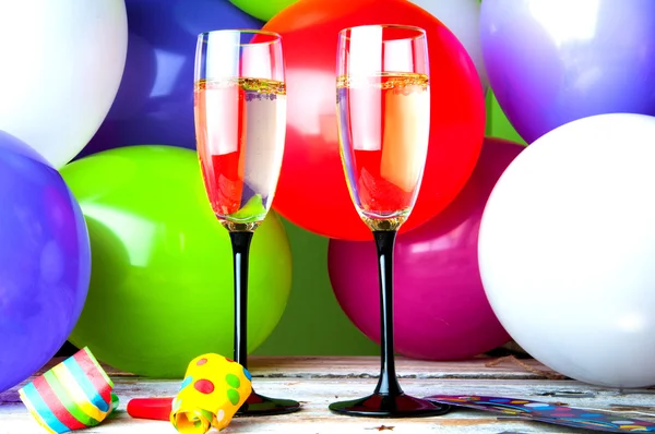 Dos copas de champán y globos en fiesta — Foto de Stock