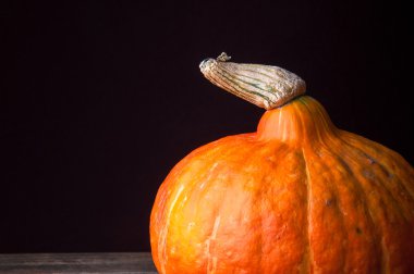 Siyah arka plan üzerine balkabağı. Boşaltmak