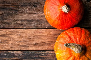 Kabaklar vintage ahşap masa üzerinde. Boşaltmak. Yukarıdan görüntülemek