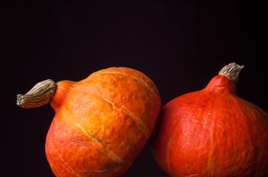 Antika ahşap masa üzerinde iki kabaklar