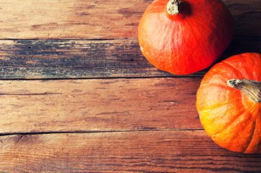 Kabaklar vintage ahşap masa üzerinde. Boşaltmak. Yukarıdan görüntülemek