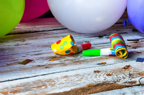 Decoración de la fiesta - globos, silbato, confeti. Espacio de copia — Foto de Stock
