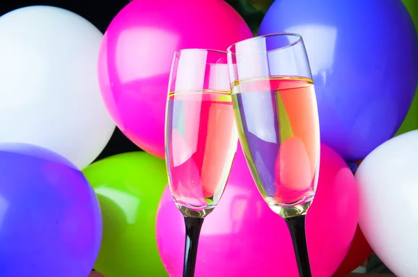 Dos copas de champán y globos en fiesta —  Fotos de Stock