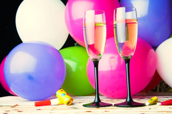 Dos copas de champán y globos en fiesta —  Fotos de Stock