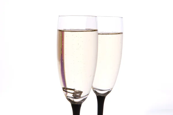 Обручальное кольцо в бокале шампанского — стоковое фото
