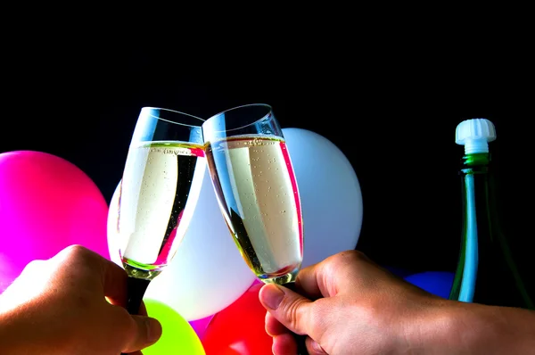 Gente celebrando con una copa de champán en sus manos — Foto de Stock