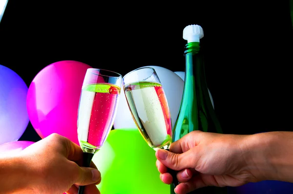 Gente celebrando con una copa de champán en sus manos —  Fotos de Stock