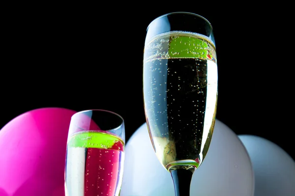 Два бокала шампанского и воздушные шары на вечеринке — стоковое фото