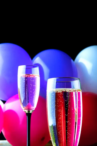 Dois copos de champanhe e balões na festa — Fotografia de Stock