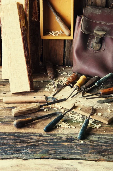 Meißel und geschnitztes Stück Holz in traditioneller Tischlerei — Stockfoto