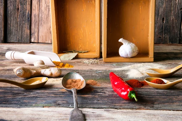 Красочные ароматные специи на старой деревенской кухне — стоковое фото