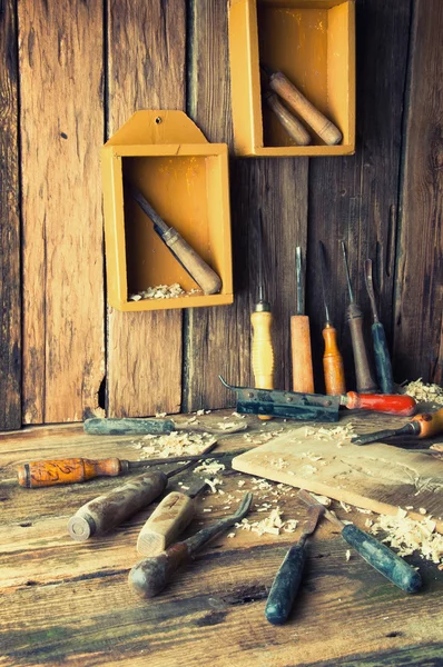 Cinceles y pieza de madera tallada en taller de carpintería tradicional — Foto de Stock