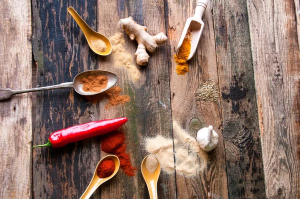 Especiarias aromáticas coloridas na antiga cozinha rústica — Fotografia de Stock