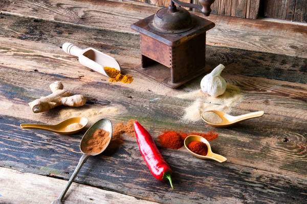 Красочные ароматные специи на старой деревенской кухне — стоковое фото