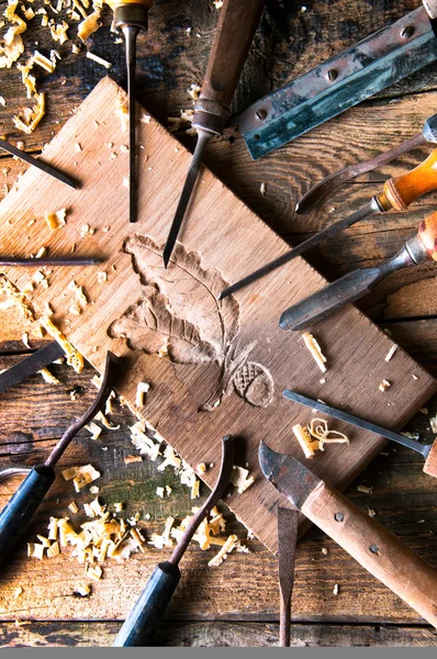 Meißel und geschnitztes Stück Holz in traditioneller Tischlerei — Stockfoto