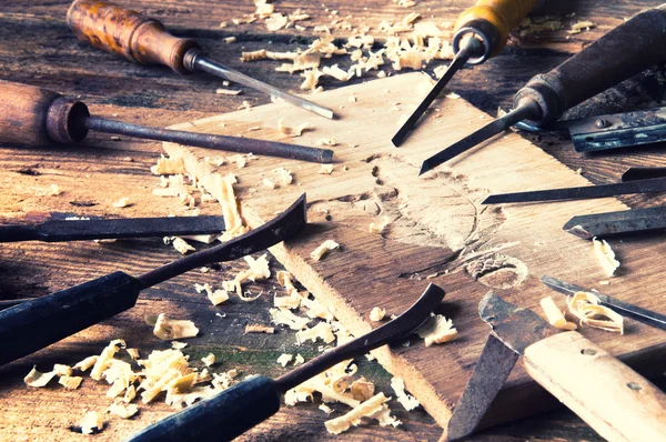 Cinceles y pieza de madera tallada en taller de carpintería tradicional — Foto de Stock