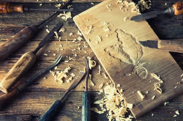 Cinceles y pieza de madera tallada en taller de carpintería tradicional — Foto de Stock