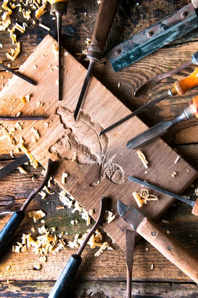 Cinceles y pieza de madera tallada en taller de carpintería tradicional — Foto de Stock