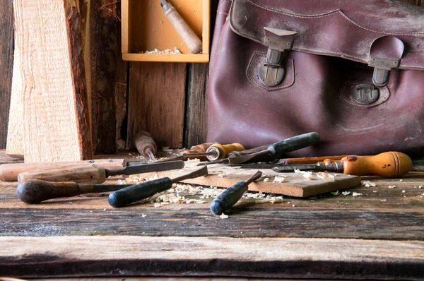 Cinceles y pieza de madera tallada en taller de carpintería tradicional — Foto de Stock