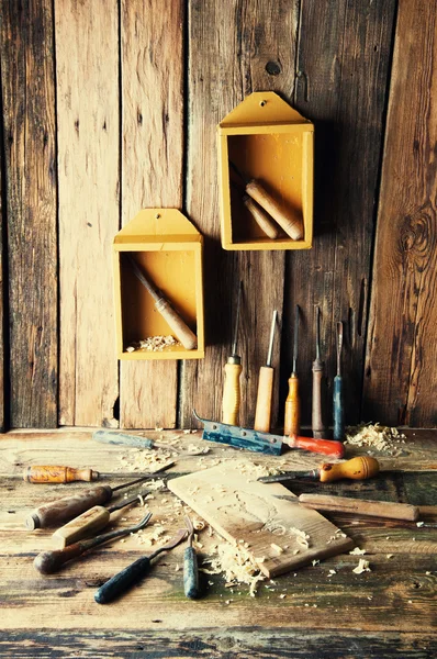 Beitels en gesneden stuk hout in traditionele timmerman werkplaats — Stockfoto
