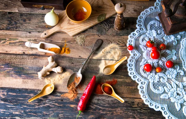 Farbenfrohe aromatische Gewürze in alter rustikaler Küche — Stockfoto