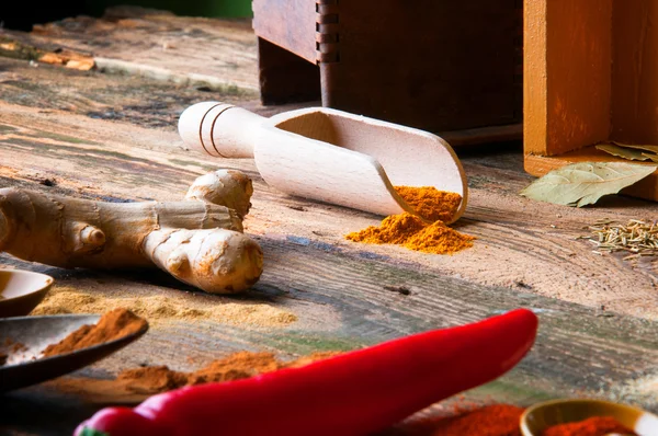 Farbenfrohe aromatische Gewürze in alter rustikaler Küche — Stockfoto
