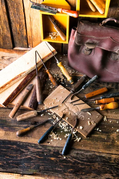 Meißel und geschnitztes Stück Holz in traditioneller Tischlerarbeit — Stockfoto