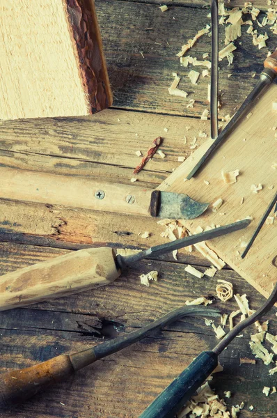 Cincel y pieza de madera tallada en carpintería tradicional — Foto de Stock