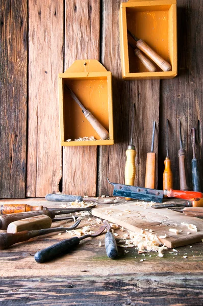 Beitels en gesneden stuk hout in traditionele timmerman worksh — Stockfoto